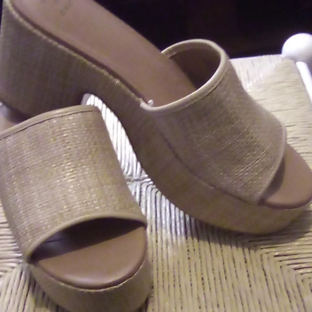 A New Day Memory Foam Platform Sandals Size 10 BNWT.